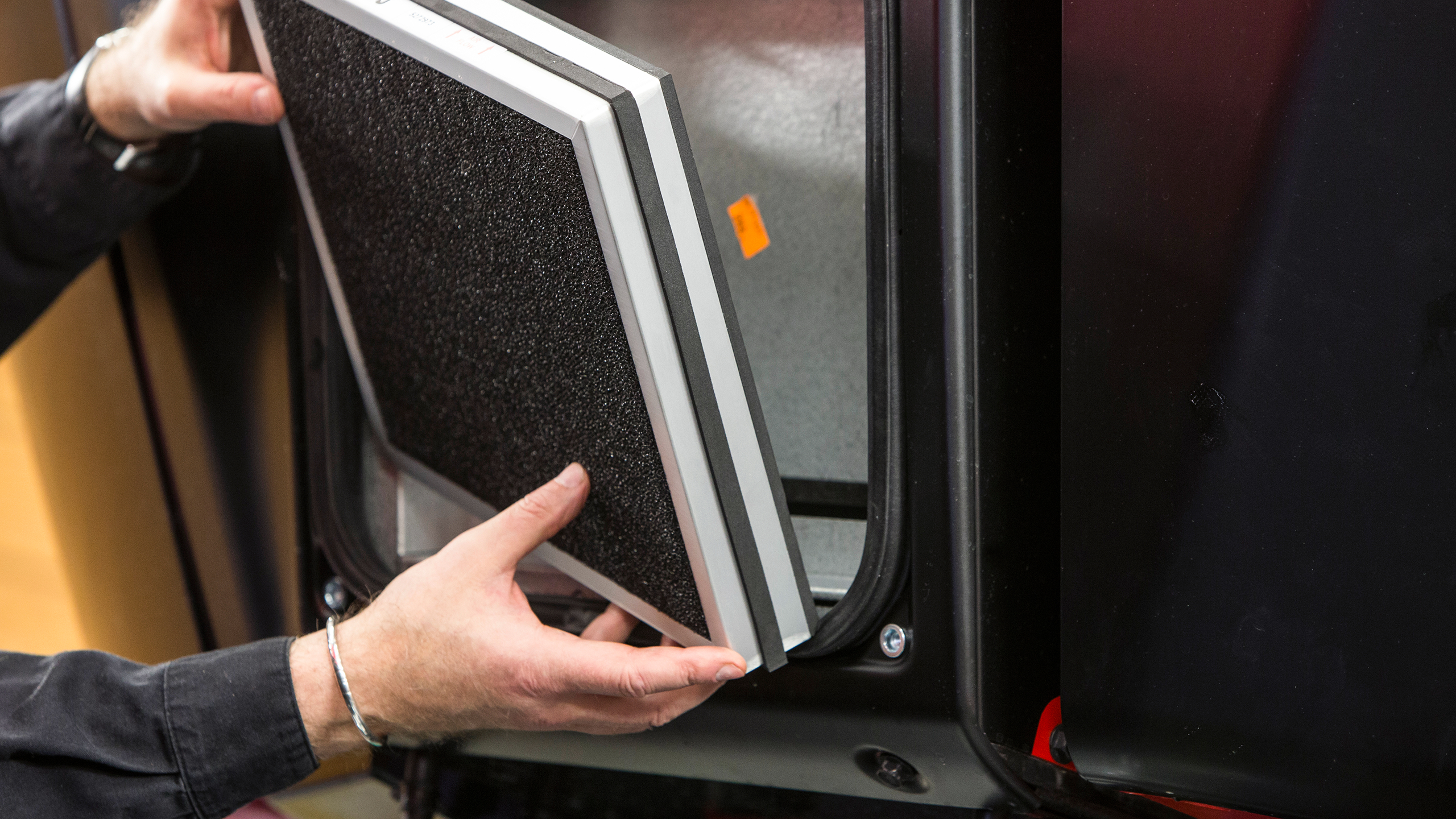 Mãos colocando filtro no lugar