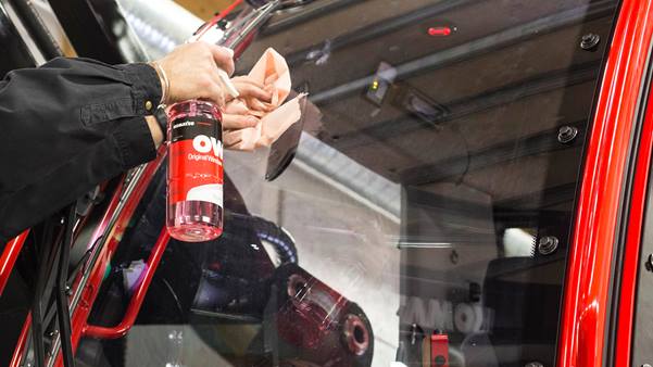 Mãos limpando janela de máquina