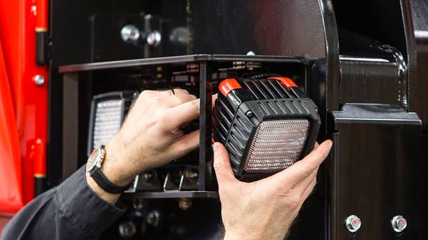 Mãos montando farol de LED