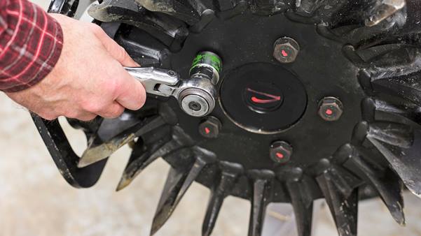 Mão fazendo manutenção em rolo de tração