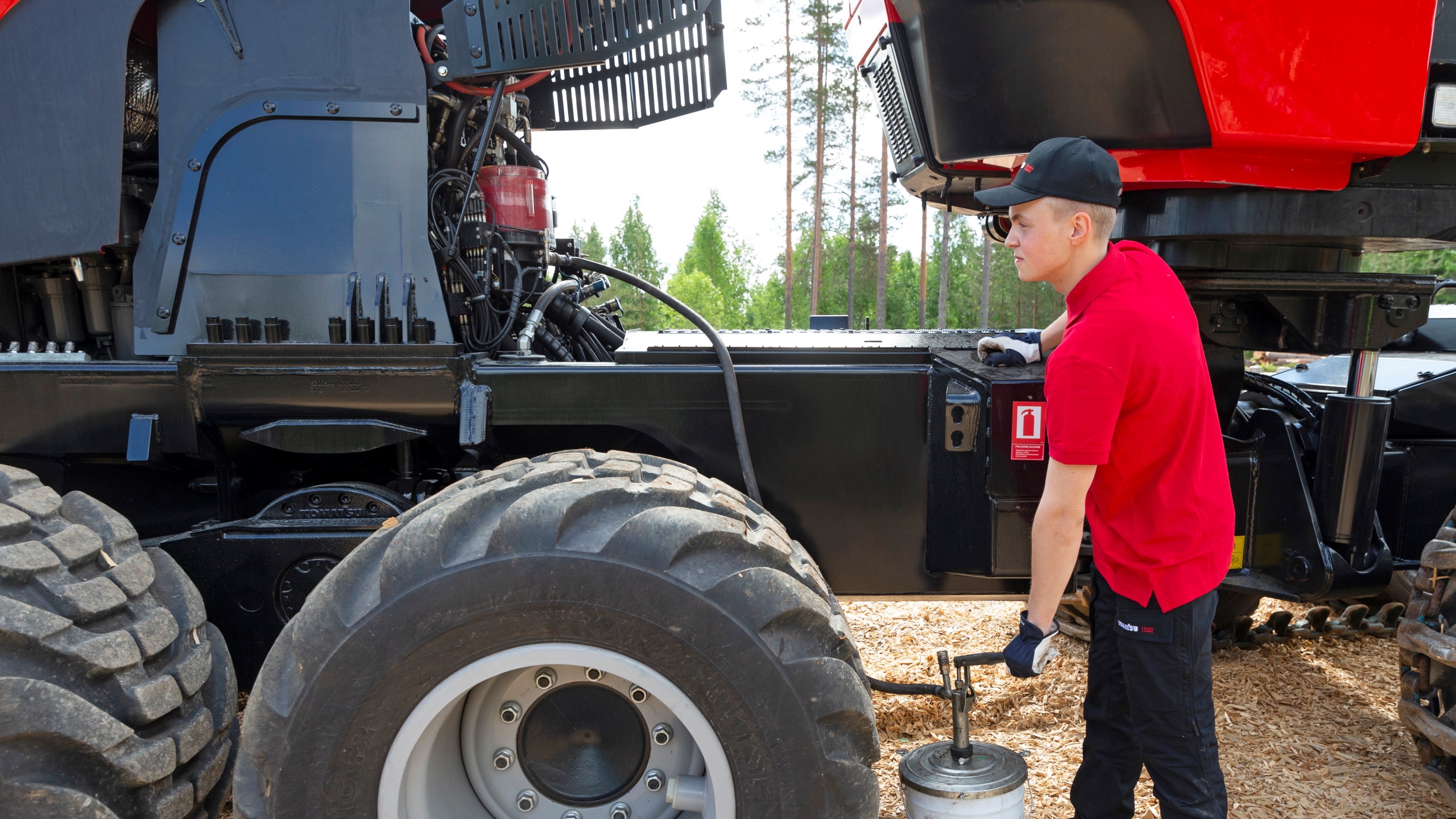 Operador Komatsu trocando filtro