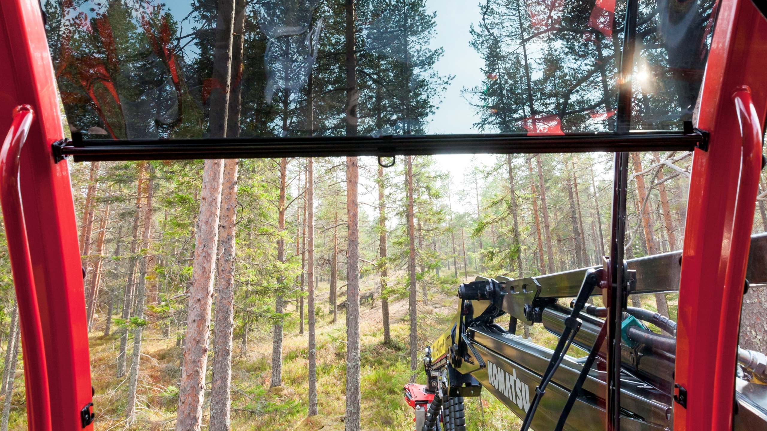 mão baixando cortina