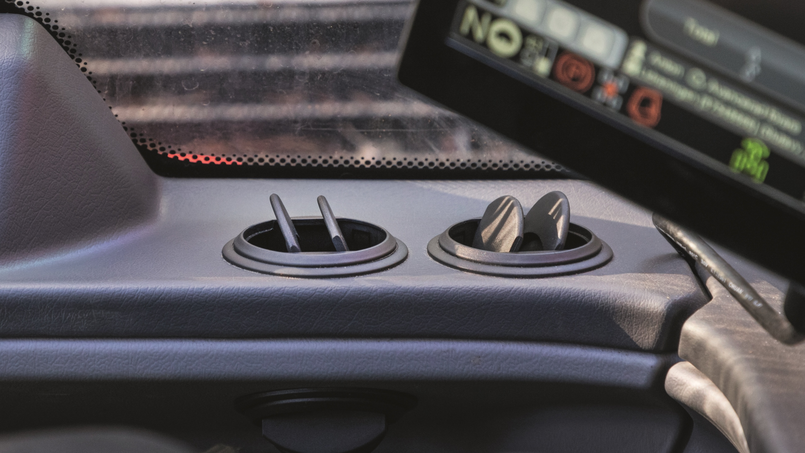 Exaustor de ar na cabine.