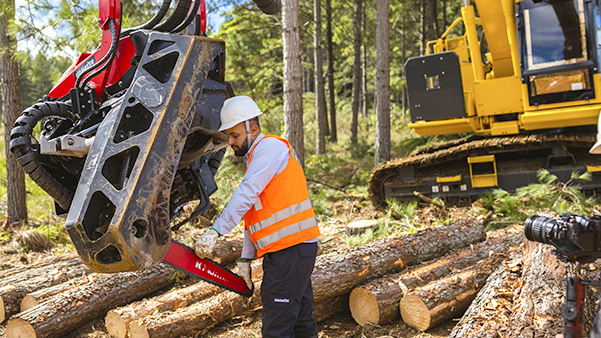 Homem do serviço ProAct com mangueiras