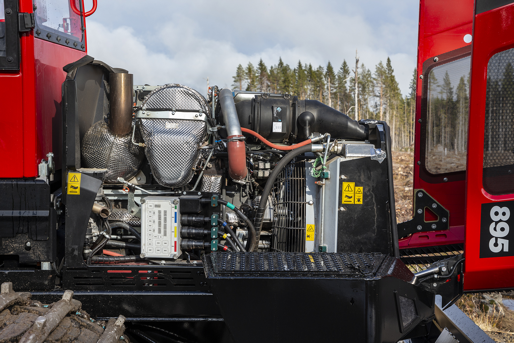 Komatsu 911 com capô do motor levantado