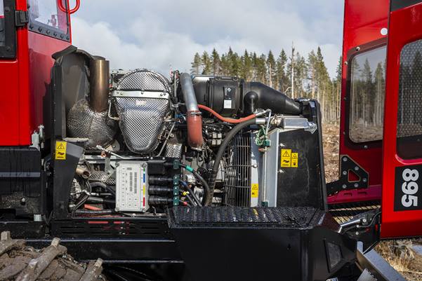 Komatsu 911 com capô do motor levantado